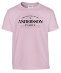 Stilrent familjetryck med stjärna och texten Andersson på ljusrosa barn-t-shirt