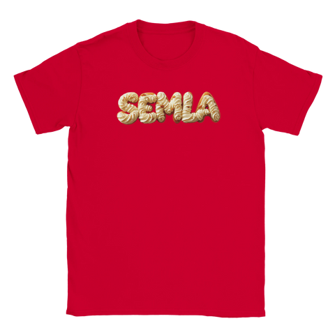 Semla-text i 3D-stil med grädde och mandelmassa på röd t-shirt.