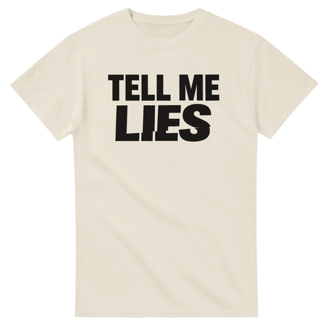 Tell me Lies" text i svart, fet stil på en gräddvit t-shirt.