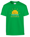 Tecknad glad sol med texten "Mammas Solstråle" på en grön barnt-shirt.