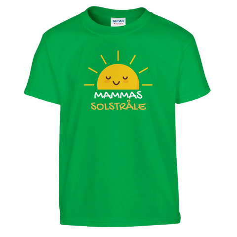 Tecknad glad sol med texten "Mammas Solstråle" på en grön barnt-shirt.