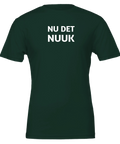 Mörkgrön t-shirt med vit typografi och satirisk underton