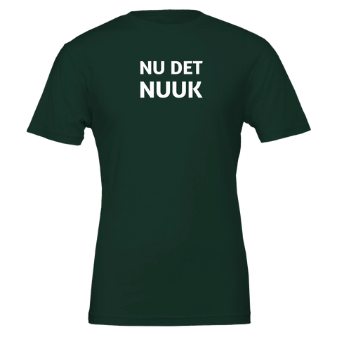 Mörkgrön t-shirt med vit typografi och satirisk underton