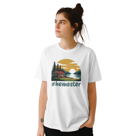 Svensk sommaridyll med hashtag Hemester på en klassisk vit t-shirt