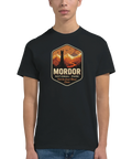 Vintage outdoor-design med Mordor-motiv på en svart t-shirt för herrar