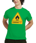 Varningsskylt med eldflamma och text "VARNING! HET" på grön t-shirt.