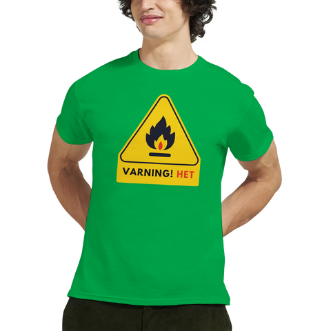 Varningsskylt med eldflamma och text "VARNING! HET" på grön t-shirt.