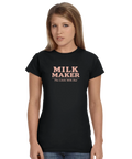 Kvinna bär en svart t-shirt med det rosa retro-trycket Milk Maker