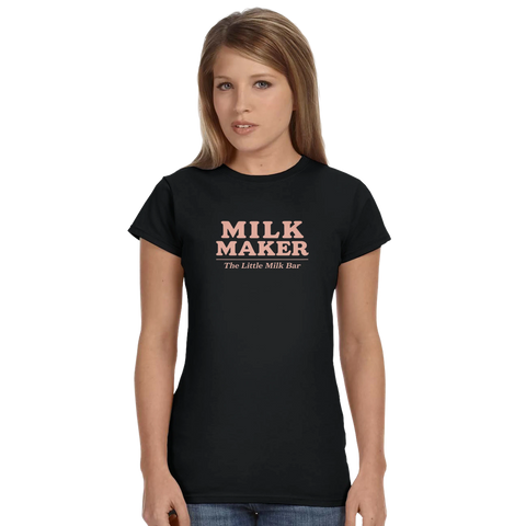 Kvinna bär en svart t-shirt med det rosa retro-trycket Milk Maker