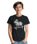 Modell i en svart t-shirt med en kapybara i grön mössa på skateboard.