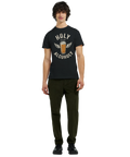 Man i helfigur bär svart t-shirt med grafiskt Holy Alcoholy tryck
