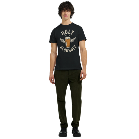 Man i helfigur bär svart t-shirt med grafiskt Holy Alcoholy tryck