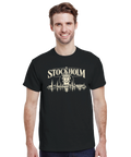 Modell i svart t-shirt med texten Stockholm, ett krönt ansikte och stadssiluett.