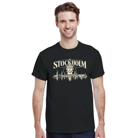 Modell i svart t-shirt med texten Stockholm, ett krönt ansikte och stadssiluett.