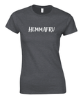 Stilren textdesign med ordet Hemmafru – t-shirt med attityd