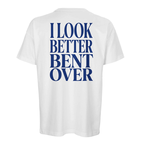 Minimalistiskt ryggtryck med attityd på en vit t-shirt i boxig passform