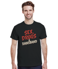 Man bär en svart t-shirt med kaxig och satirisk textdesign