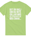 Rolig t-shirt med satirisk text på ljusgrön bakgrund