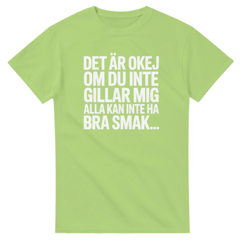 Rolig t-shirt med satirisk text på ljusgrön bakgrund