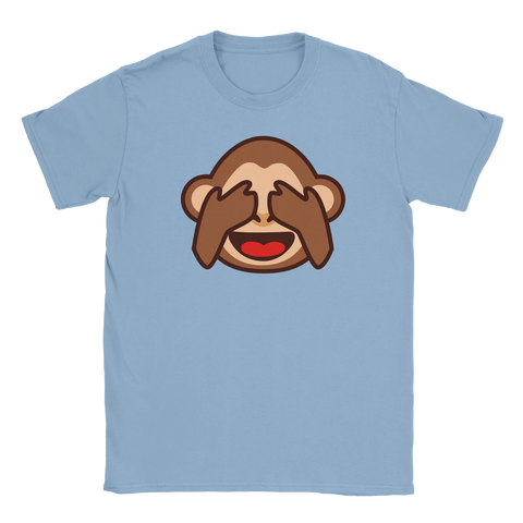 Apan som håller för ögonen emoji på ljusblå t-shirt.