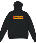 baksida svart hoodie med ryggtryck och texten bred last