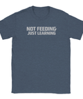 Gamer t-shirt med texten Not Feeding Just Learning i grå typografi