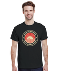 Man i svart t-shirt med ett runt grafiskt retro-tryck
