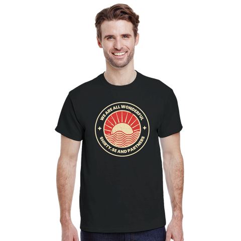 Man i svart t-shirt med ett runt grafiskt retro-tryck