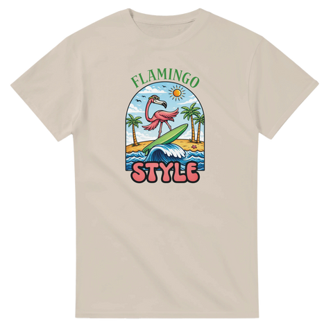 Beige t-shirt med humoristisk illustration av en flamingo i solglasögon