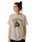 Modell i beige t-shirt med en kaffeserverande julgran och texten ”Barrista”.