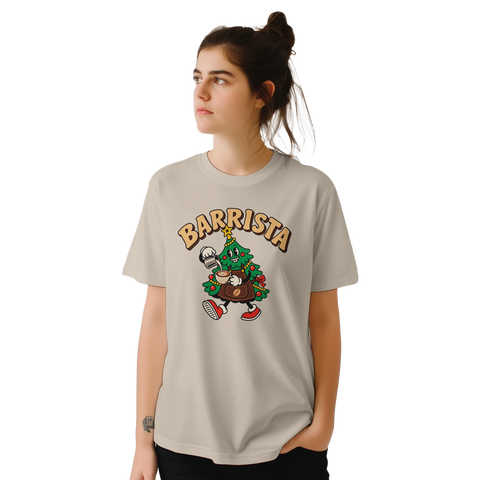 Modell i beige t-shirt med en kaffeserverande julgran och texten ”Barrista”.
