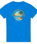 Semestermotiv med palm, solnedgång, hav och text "Fyra veckor semester" på blå t-shirt.