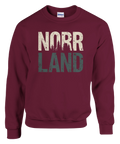 Norrland-tryck med skogssiluett på vinröd sweatshirt, retro grunge-stil.