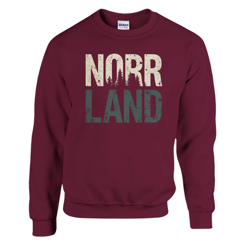 Norrland-tryck med skogssiluett på vinröd sweatshirt, retro grunge-stil.