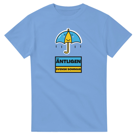 Tecknad glad paraply med regndroppar och text "ÄNTLIGEN SVENSK SOMMAR" på ljusblå t-shirt.
