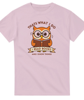 Tecknad orange uggla med glasögon läser bok, text "I READ BOOKS AND I KNOW THINGS" på rosa t-shirt.