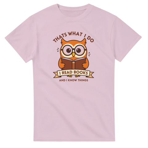 Tecknad orange uggla med glasögon läser bok, text "I READ BOOKS AND I KNOW THINGS" på rosa t-shirt.