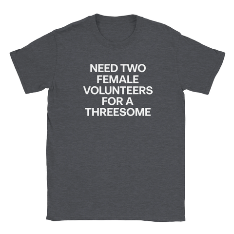 T-shirt med provokativ textdesign på mörkgrå bakgrund