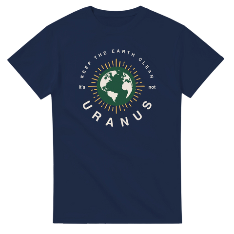 Jorden-motiv med texten "Keep the earth clean, it's not Uranus" på marinblå t-shirt.