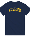 Sverige-tryck i gul college-stil på en marinblå t-shirt