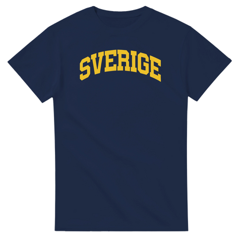 Sverige-tryck i gul college-stil på en marinblå t-shirt