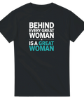 Svart t-shirt med texten Behind Every Great Woman Is A Great Woman