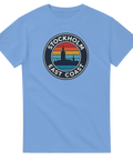 Blå t-shirt med nostalgisk illustration av Stockholms skyline i en cirkel