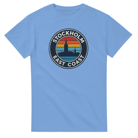 Blå t-shirt med nostalgisk illustration av Stockholms skyline i en cirkel