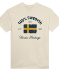 100% Swedish" text med sliten svensk flagga, "Nordic Heritage" på gräddvit t-shirt.
