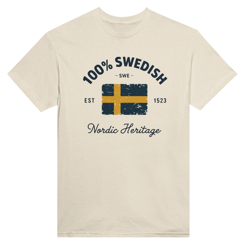 100% Swedish" text med sliten svensk flagga, "Nordic Heritage" på gräddvit t-shirt.