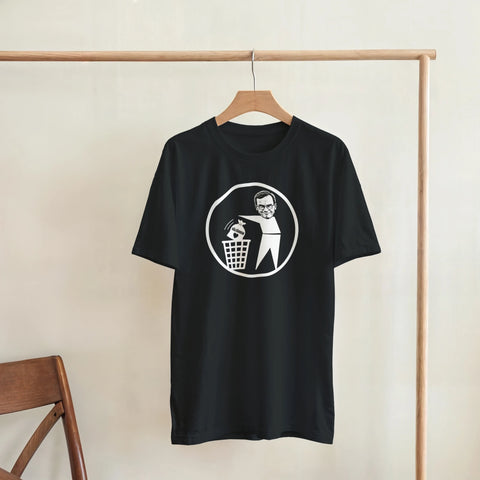 Grafisk illustration av politisk kritik på en svart t-shirt för valrörelsen