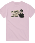 Gammaldags konstapel i svartvit stil på ljusrosa t-shirt