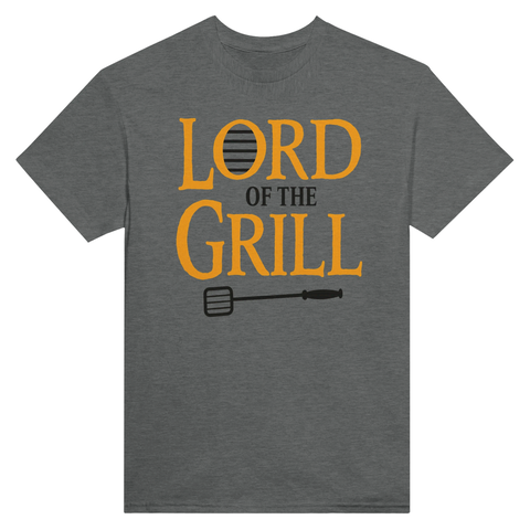 Lord of the Grill" text i orange med grillspade på mörkgrå t-shirt, humoristisk.