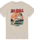 Man i solstol med öl, text "EN KALL I SOLEN", retro pop-art beige t-shirt.